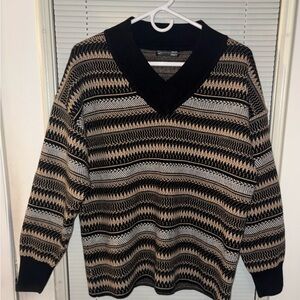 Chic V-Neck Sweater in Black and Tan by DAZY